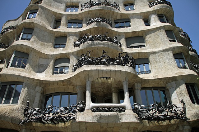edificio di pietra in stile modernista con balconi di ferro battuto e facciata ondulata