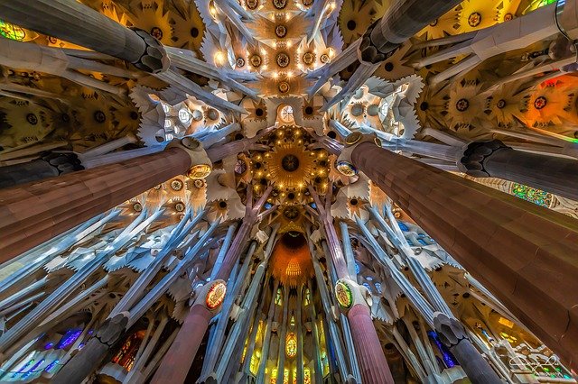 colonne colorate e soffitto decorato della sagrada familia