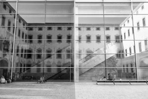 specchi riflettono edificio museo