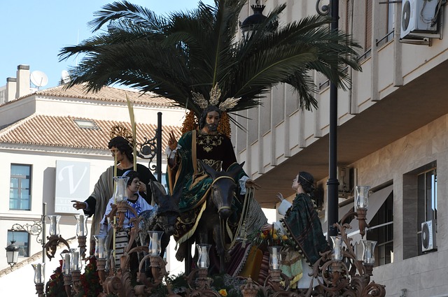 statua di gesu con palme traportata in processione