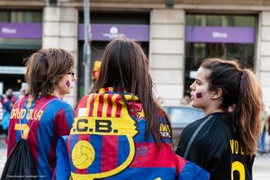 ragazze con bandiera FC Barcelona