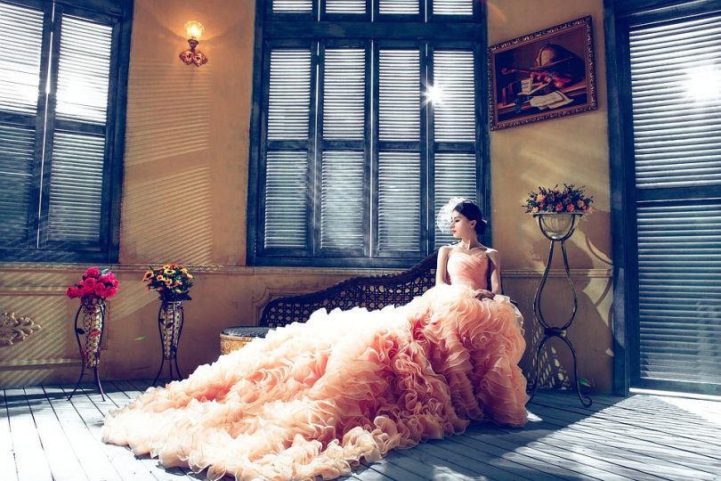 modella con abito da sposa rosa