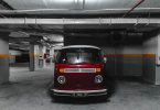 furgoncino rosso parcheggiato