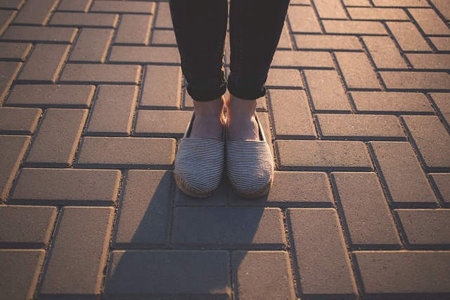 piedi di donna con scarpe estive