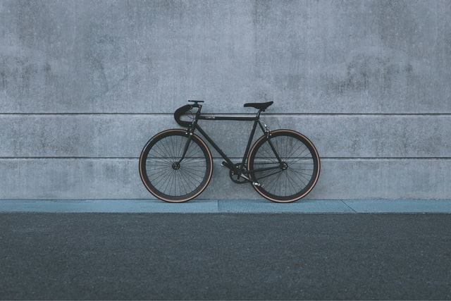 mountain bike appoggiata a un muro di cemento
