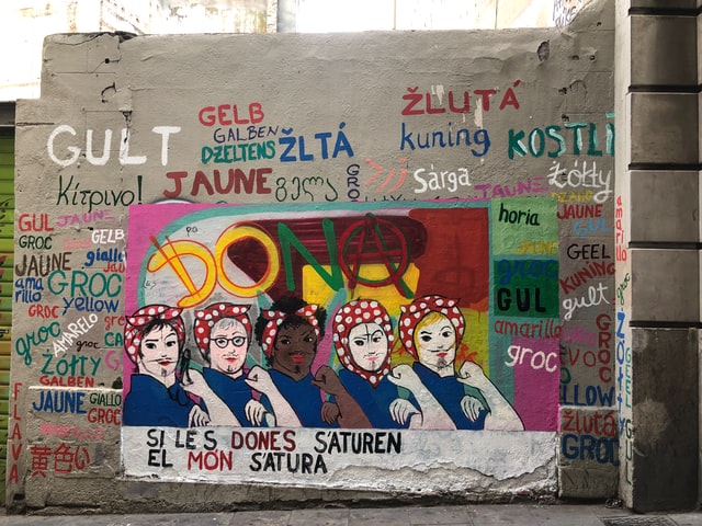 graffiti con disegno di donne operaie e scritta in catalano