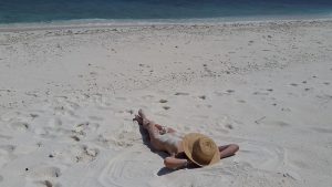 nudista in spiaggia