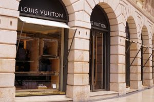 vetrina negozio louis vuitton