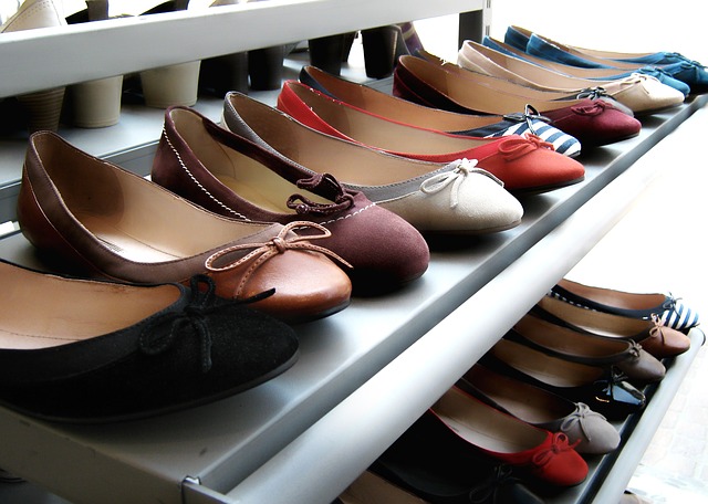 scarpe ballerine di vari colori su scaffale