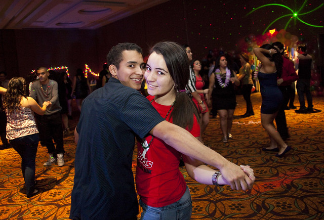 ragazzo e ragazza ballano la bachata