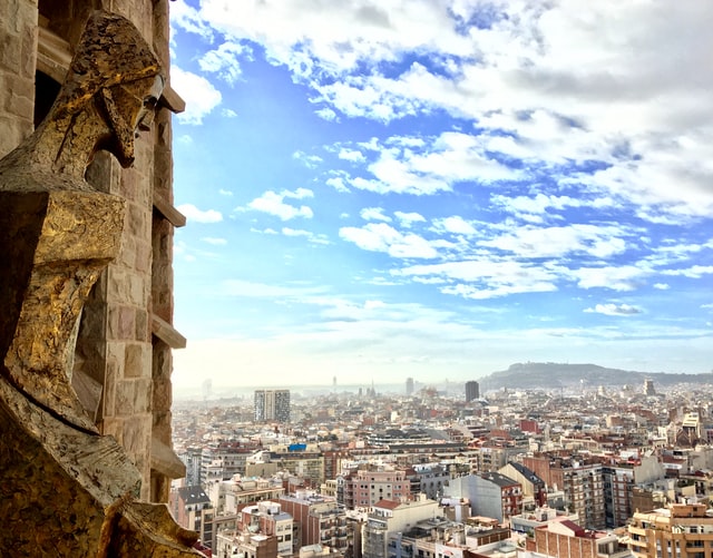 primo piano di una statua con vista panoramica della città