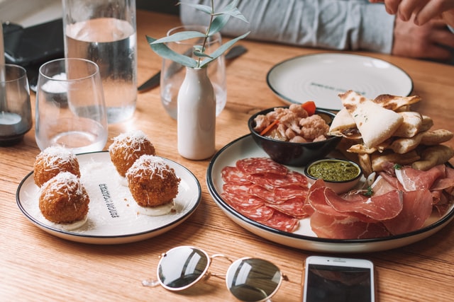 tavola apparecchiata con piatti affettati e polpette