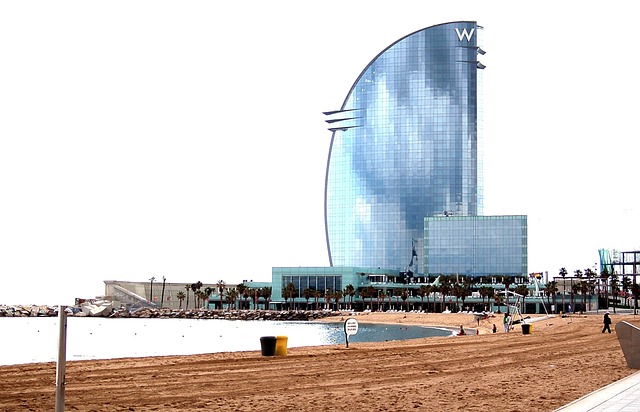 spiaggia con edificio a forma di vela