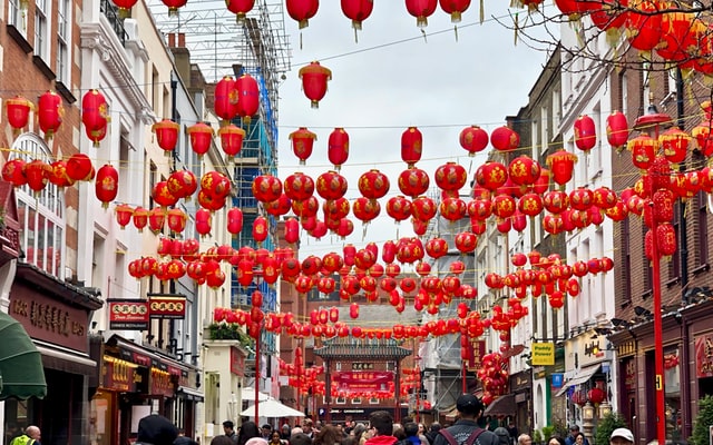 lanterne rosse cinesi appese in una strada