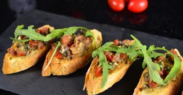 crostini su vassoio nero