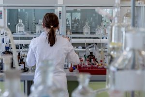 donna con camice in laboratorio