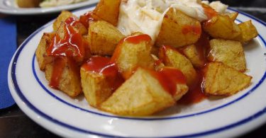 patatas bravas con alioli