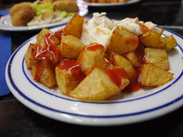 patatas bravas con alioli