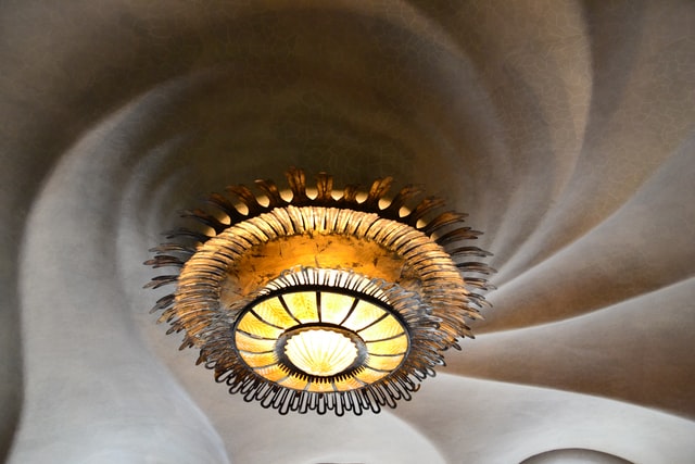 lampadario antico decorato attaccato al soffitto