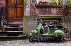 vespa verde davanti muretto