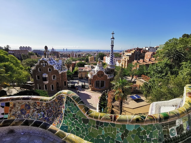 parco in stile modernista con vista sul mare a barcellona