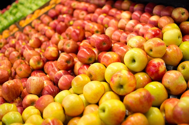 mele gialle e rosse al supermercato