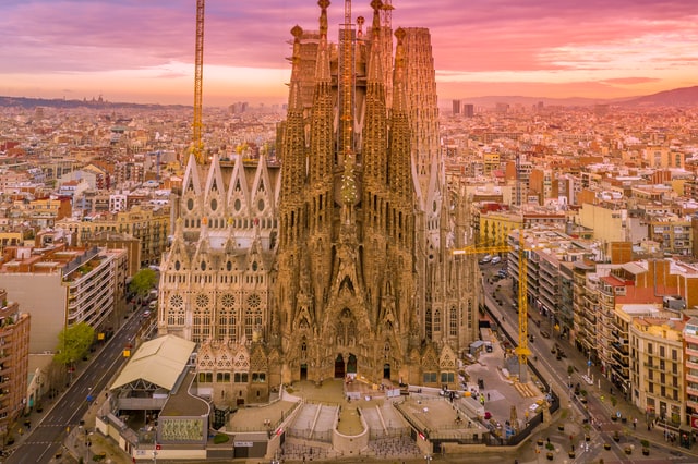 chiesa in stile modernista al tramonto