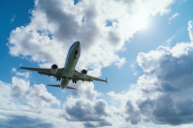 aereo che decolla visto da sotto