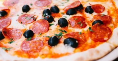 pizza con salame e olive nere