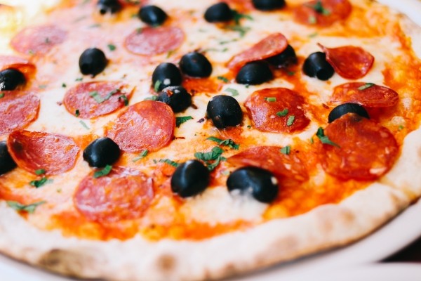 pizza con salame e olive nere