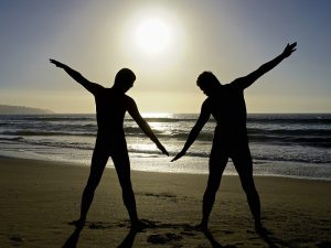 due uomini nudisti di fronte al mare
