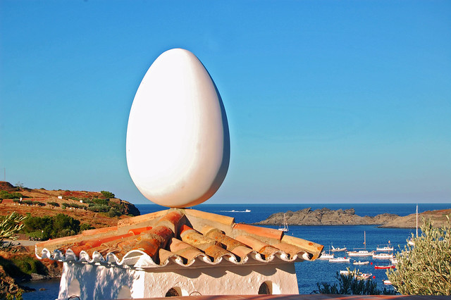 scultura di uovo sopra tetto davanti al mare