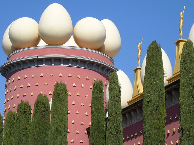 edificio rosso decorato con uova enormi museo di salvador dali