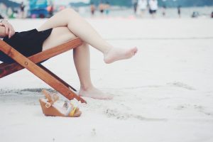 gambe di donna in spiaggia