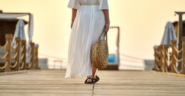 donna abito bianco cammina