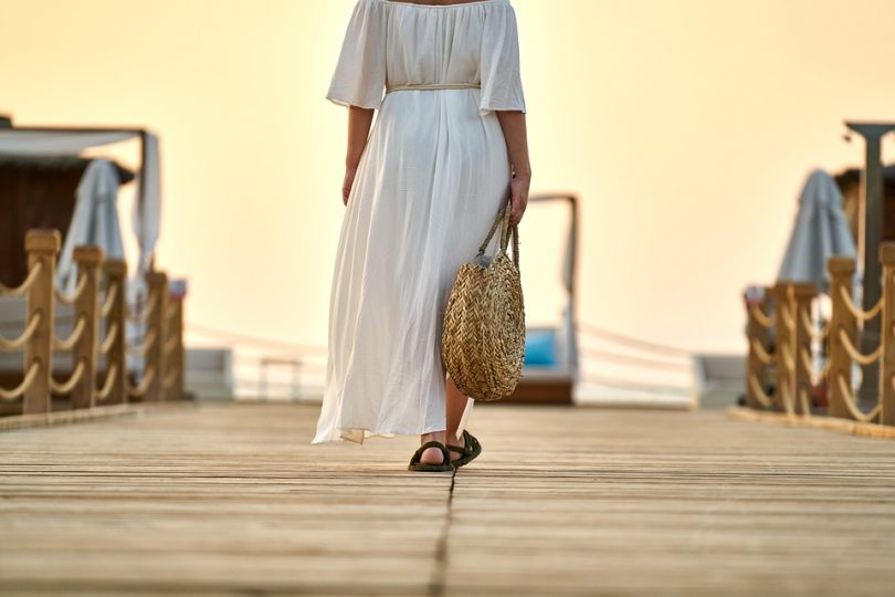 donna abito bianco cammina