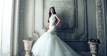 modella con abito da sposa