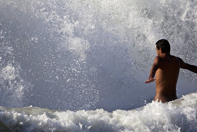 uomo fa il bagno tra le onde