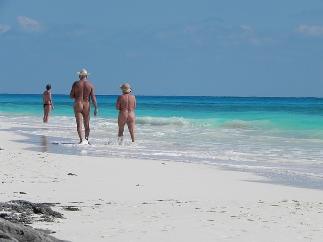uomo e donna nudi sulla riva del mare