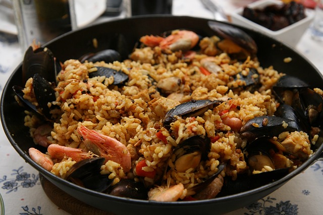 piatto di paella con cozze e gamberi