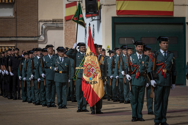 esercito spagnolo con bandiera della spagna