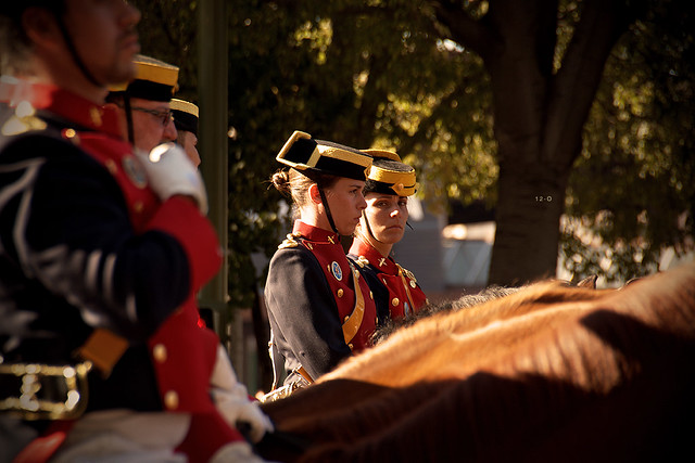 soldatesse con divisa spagnola a cavallo