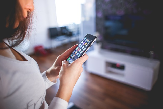 ragazza guarda schermo dello smartphone