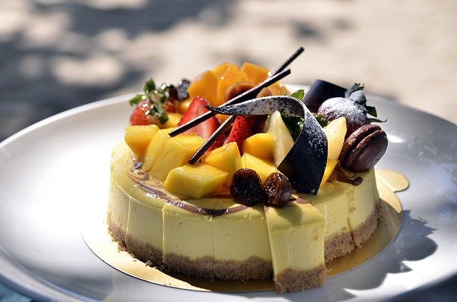 cheese cake con frutta e pezzi di cioccolato