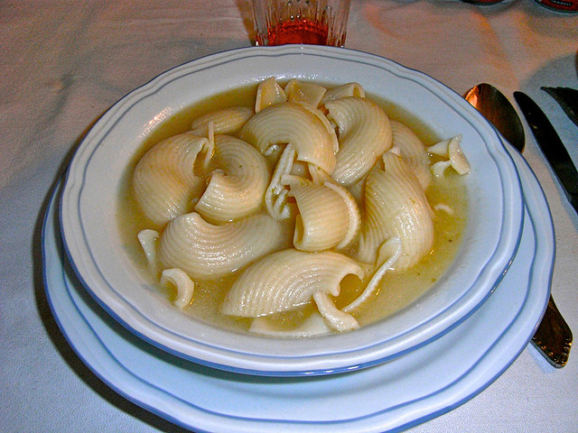 pasta a forma di conchiglioni in brodo