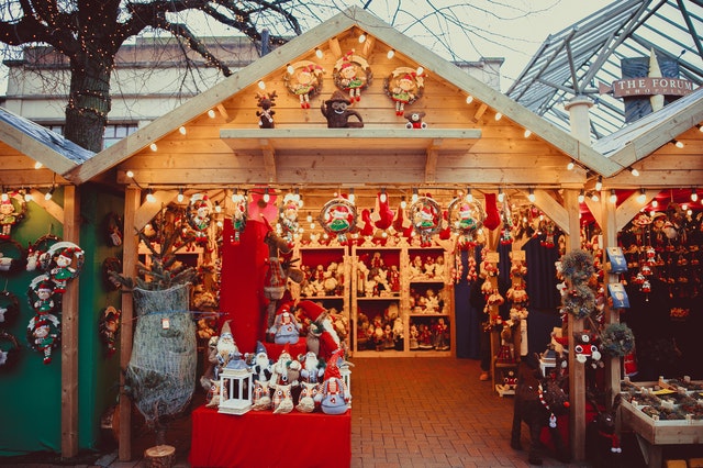 mercatino di natale con luci e pupazzi di babbo natale