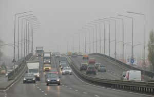 veicoli in autostrada con smog