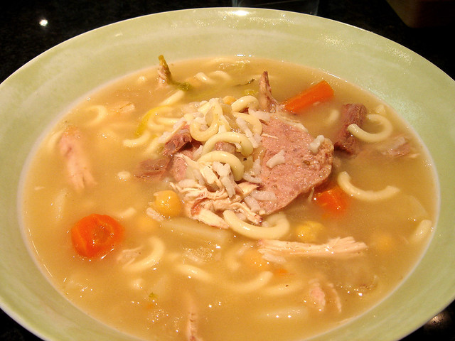 brodo con pasta e polpetta di carne