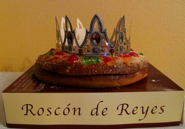 ciambella con frutta candita decorata con una corona di carta