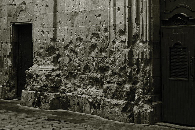 muro di una chiesa con fori delle pallottole